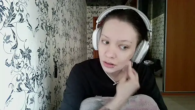 LxayBloom online show from 11, 4, 2026