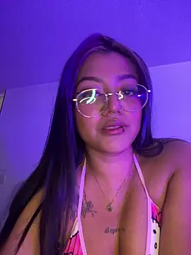 Snapshot of queen_of_you_heart chatting on 2, 4, 2026 queen of you heart online show from 2, 4, 2026