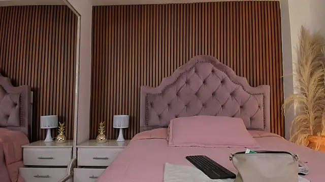 Violett hott  online show from 11, 4, 2026