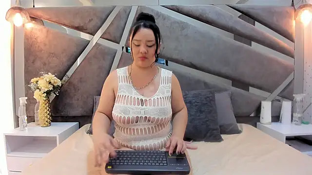 Snapshot of emiily_whitee_ chatting on 9, 1, 2026 emiily whitee online show from 9, 1, 2026