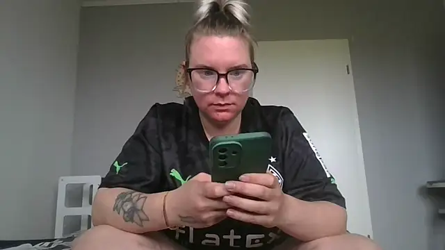 MinchenBienchen98 online show from 10, 2, 2026