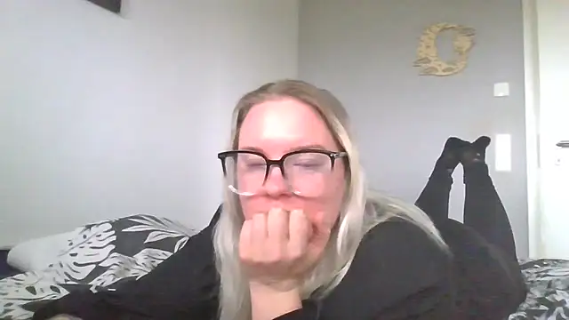 MinchenBienchen98 online show from 11, 2, 2026