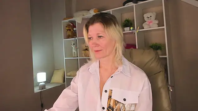 Snapshot of Julie_Lucas chatting on 2, 3, 2026 Julie Lucas online show from 2, 3, 2026