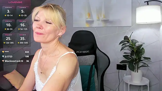 Snapshot of Julie_Lucas chatting on 2, 7, 2026 Julie Lucas online show from 2, 7, 2026