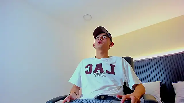 Snapshot of James_cute18 chatting on 15, 1, 2026 James cute18 online show from 15, 1, 2026