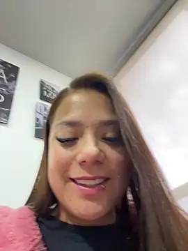 Snapshot of Pretty__Milf chatting on 5, 4, 2026 Pretty Milf online show from 5, 4, 2026