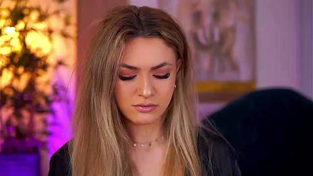 NayaQuinn online show from 8, 2, 2026