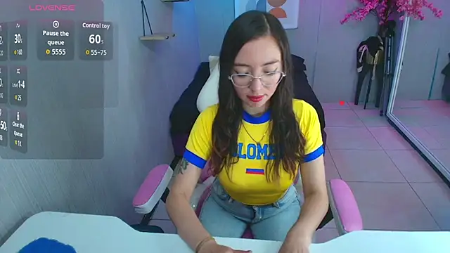 Snapshot of Veronica_miiller chatting on 23, 6, 2026 Veronica miiller online show from 23, 6, 2026