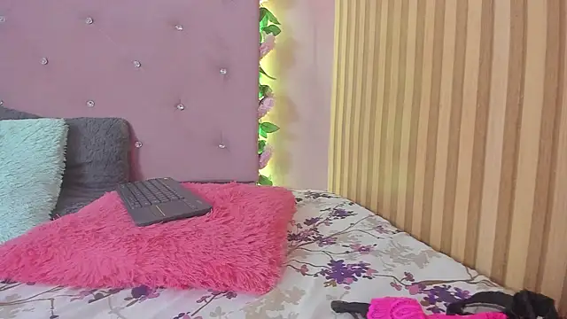 lovely  kiss   online show from 16, 4, 2026