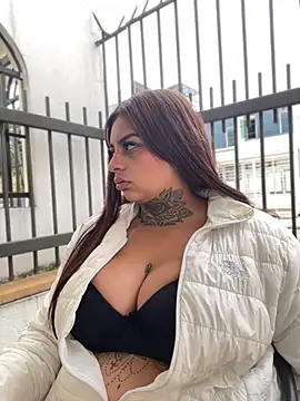 Snapshot of EmilyMoore_Pink chatting on 6, 2, 2026 EmilyMoore Pink online show from 6, 2, 2026