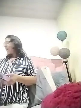 Snapshot of RosseLaure chatting on 3, 2, 2026 RosseLaure online show from 3, 2, 2026