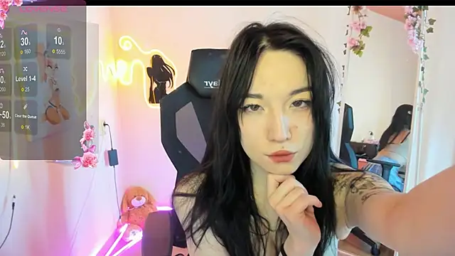 AliceeinWonderlanddd online show from 4, 4, 2026