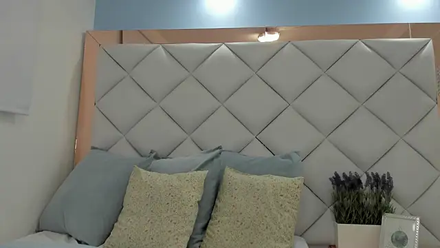 crystalstonee online show from 13, 4, 2026