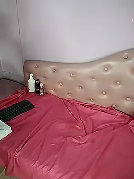 Noa Baker online show from 5, 4, 2026