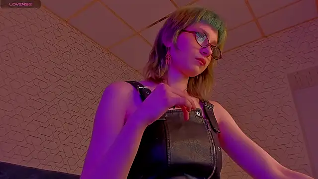 Scarle Whisper online show from 13, 4, 2026