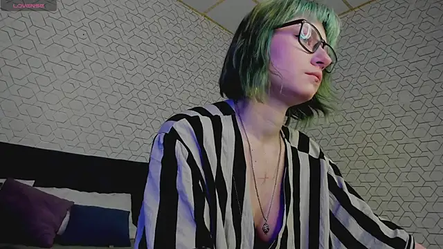 Snapshot of Scarle_Whisper chatting on 12, 5, 2026 Scarle Whisper online show from 12, 5, 2026