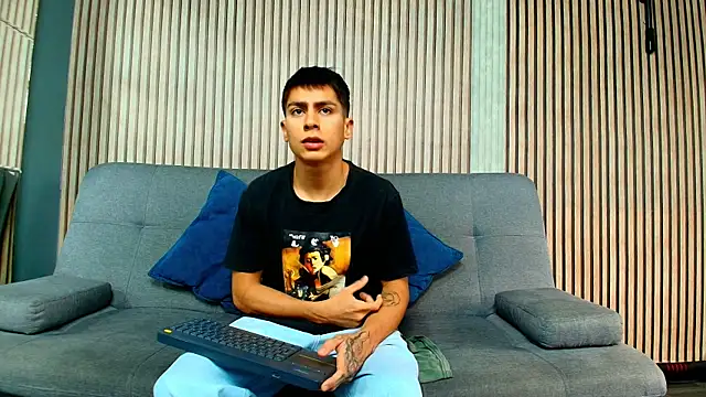 Snapshot of Aron_pulse chatting on 4, 3, 2026 Aron pulse online show from 4, 3, 2026