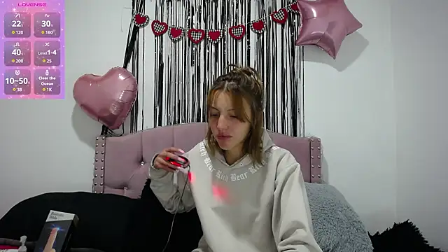 Snapshot of emily_cooper_pym chatting on 13, 2, 2026 emily cooper pym online show from 13, 2, 2026