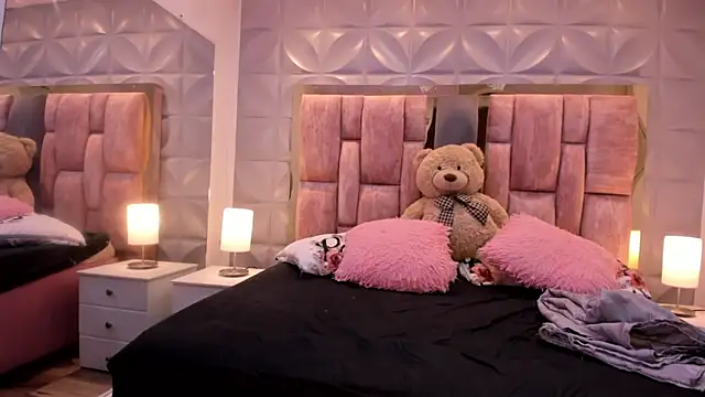 Paris Velvet online show from 18, 4, 2026