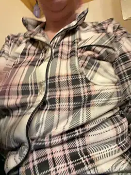 Snapshot of lickablelynn87 chatting on 4, 2, 2026 lickablelynn87 online show from 4, 2, 2026