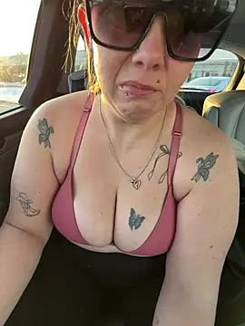 Snapshot of lickablelynn87 chatting on 5, 2, 2026 lickablelynn87 online show from 5, 2, 2026