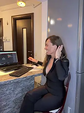 Snapshot of DivineAmely chatting on 6, 4, 2026 DivineAmely online show from 6, 4, 2026