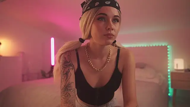 Sarah Pink online show from 26, 1, 2025