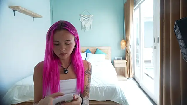 Sarah Pink online show from 6, 10, 2025