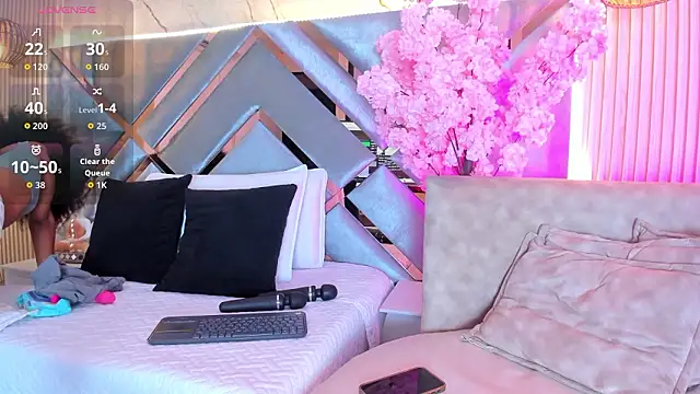 Snapshot of EmmaLovve chatting on 13, 2, 2026 EmmaLovve online show from 13, 2, 2026