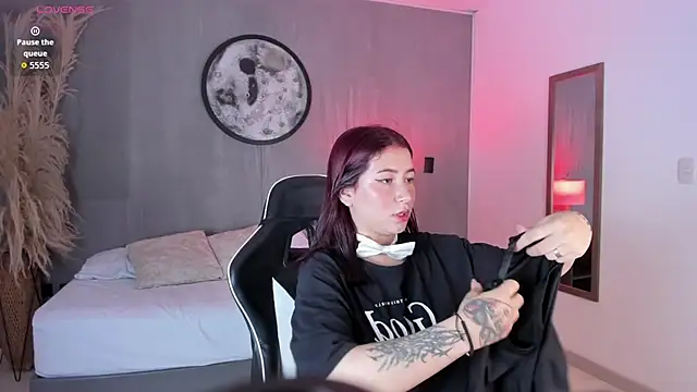 charlottee27  online show from 25, 2, 2026