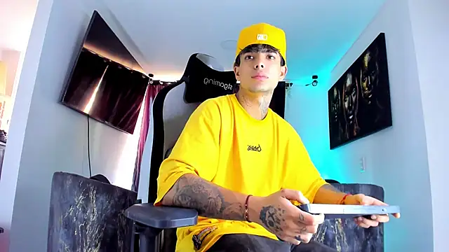 Snapshot of miguel_aguirre_ chatting on 2, 3, 2026 miguel aguirre online show from 2, 3, 2026