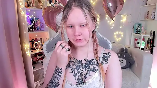 Snapshot of AnnieVibe chatting on 5, 2, 2026 AnnieVibe online show from 5, 2, 2026