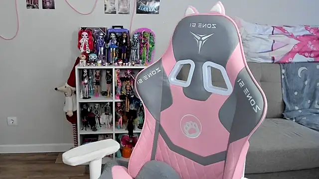 Snapshot of MollysLand chatting on 13, 4, 2026 MollysLand online show from 13, 4, 2026