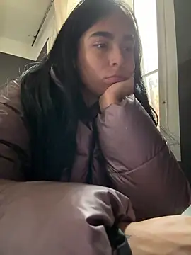 Sara Fernandez  online show from 11, 2, 2026