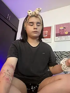 Daniellesins1 online show from 8, 4, 2026