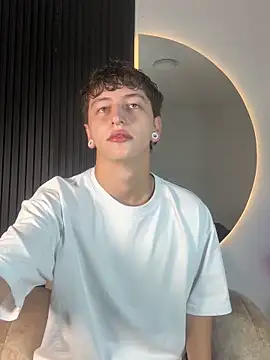 Snapshot of ARON_LUXX chatting on 10, 2, 2026 ARON LUXX online show from 10, 2, 2026