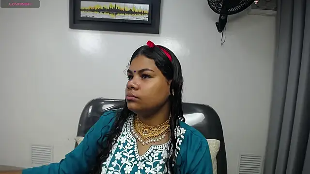 Snapshot of yaazhinii chatting on 11, 4, 2026 yaazhinii online show from 11, 4, 2026