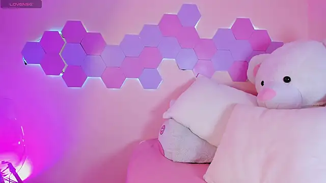 Nicole Whittee online show from 4, 3, 2026