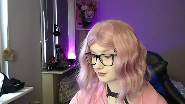 LunaXcherry online show from 8, 4, 2026