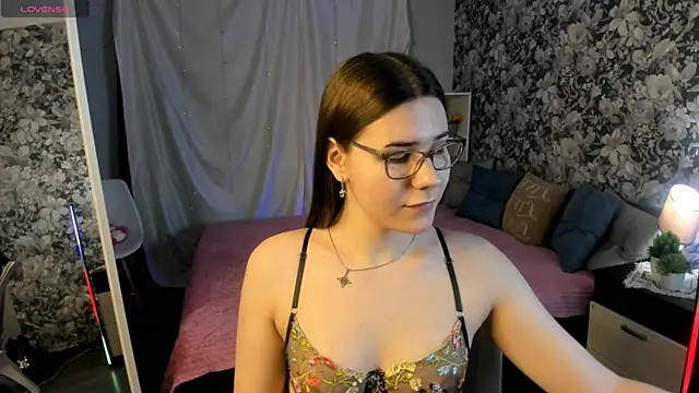 Snapshot of Coraline_kitty chatting on 19, 5, 2026 Coraline kitty online show from 19, 5, 2026
