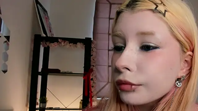Snapshot of WarmAtEdges chatting on 25, 4, 2026 WarmAtEdges online show from 25, 4, 2026