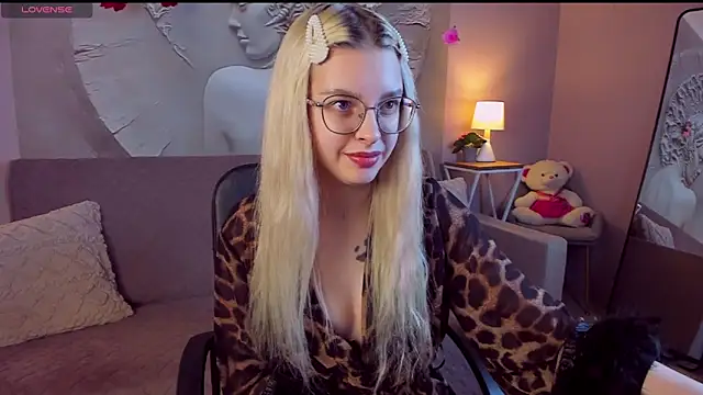 TiffanyPeachi online show from 25, 3, 2026