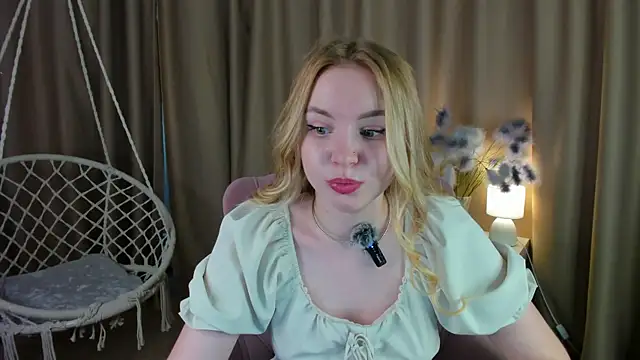 Snapshot of Linda__Bloom chatting on 25, 6, 2026 Linda Bloom online show from 25, 6, 2026