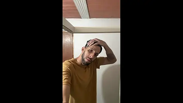 Snapshot of Karim_mansur chatting on 4, 4, 2026 Karim mansur online show from 4, 4, 2026
