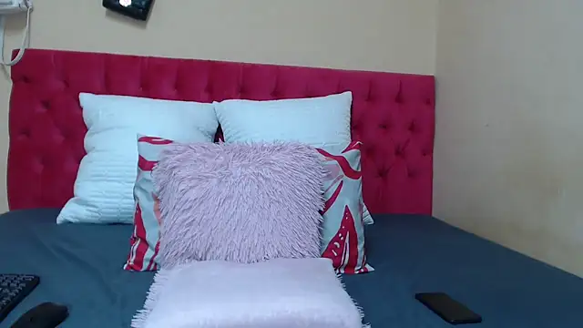 Snapshot of HornyLilHoney chatting on 8, 4, 2026 HornyLilHoney online show from 8, 4, 2026