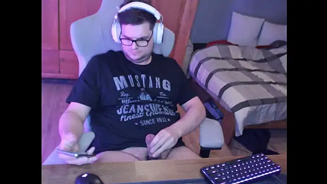 Snapshot of Whyteshadow4235 chatting on 19, 2, 2026 Whyteshadow4235 online show from 19, 2, 2026