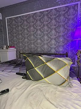 Olivia Noor online show from 5, 4, 2026