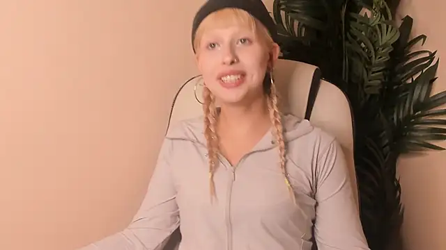 TieraSavell online show from 28, 2, 2026