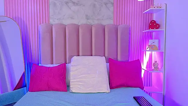 ArianaRougee online show from 9, 4, 2026