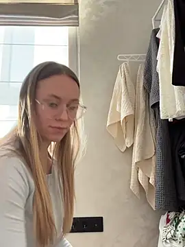 Vikkie seXyGiiiirl XoXo online show from 4, 3, 2026